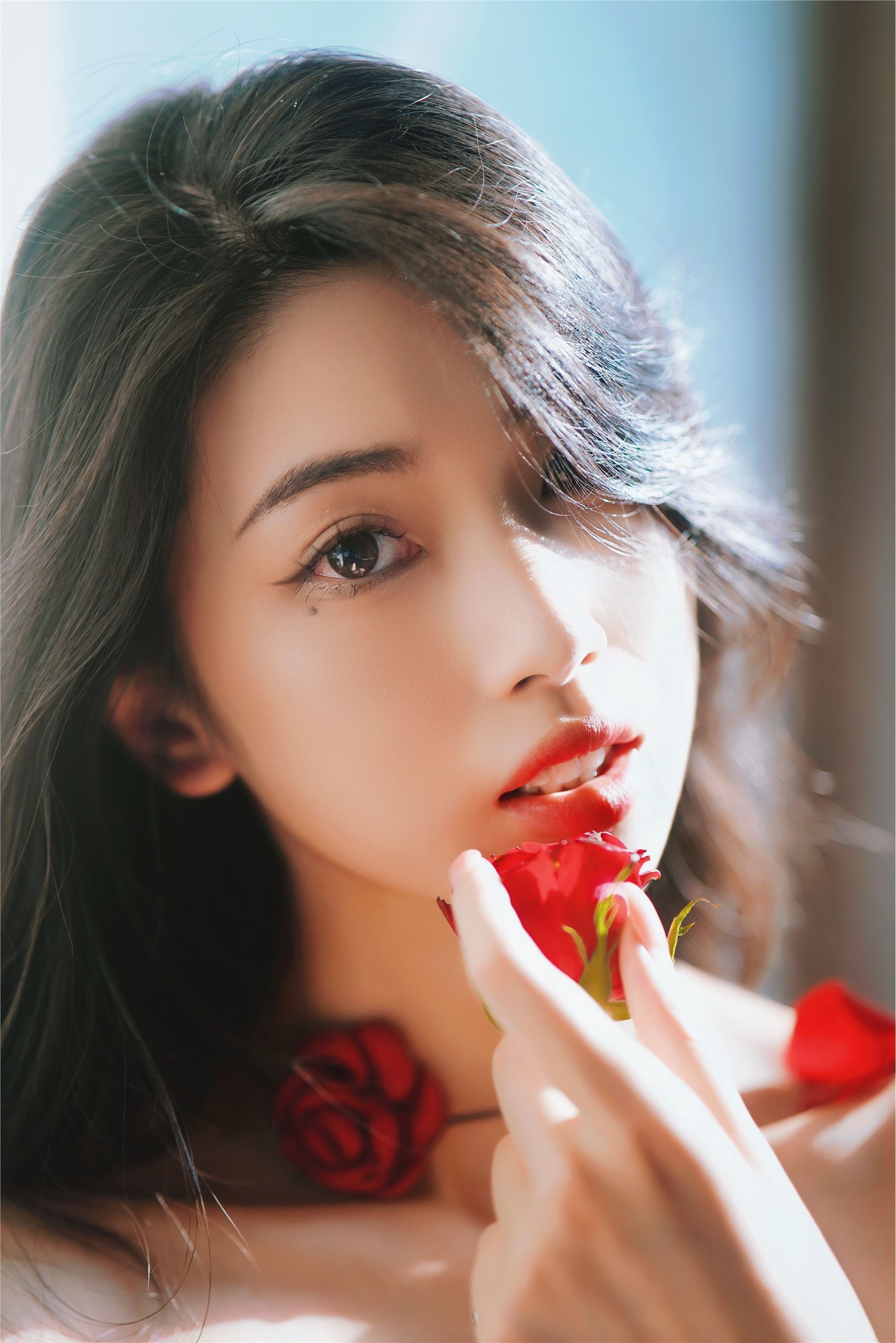 YITUYU艺图语 2025.01.15 魅力火玫瑰，少女璀璨之光 Liya